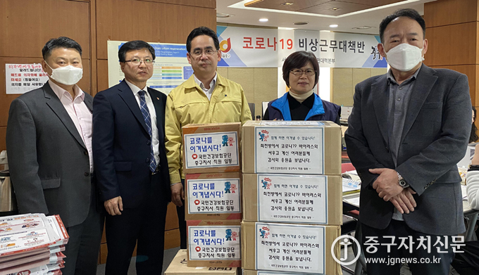 이경선 건보공단 중구지사장 등이 윤영덕 중구보건소장에게 격려물품을 전달한 뒤 기념촬영을 하고 있다.