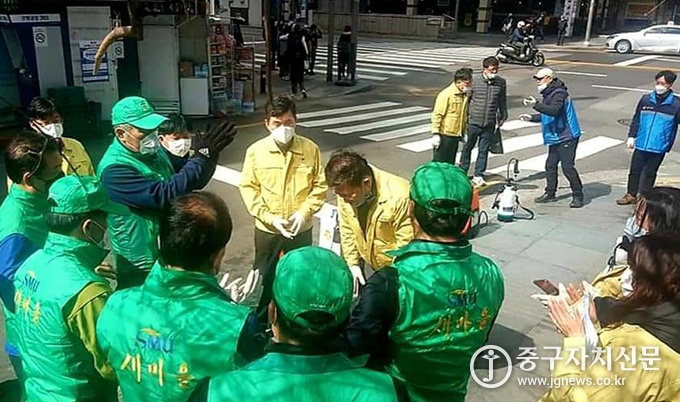 각동 새마을 회원들이 서양호 구청장과 함께 방역 방향을 설명하고 있다.