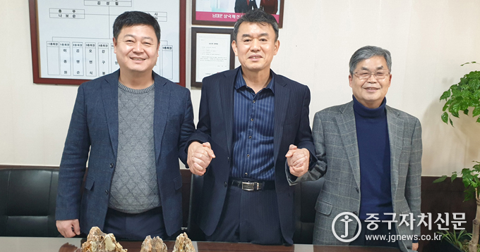 삼익패션타운 박인순(중) 대표이사와 신응렬(우) 점포주 대표회장, 김성필(좌) 상인연합회장이 손을 맞잡고 위기극복을 위한 의지를 다지고 있다.