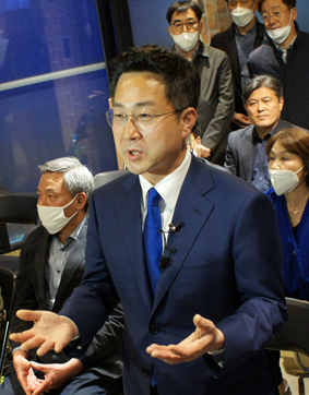 지난 15일 더불어민주당 박성준 후보가 당선자로 확정되자 현장에서 인터뷰를 하고 있다.