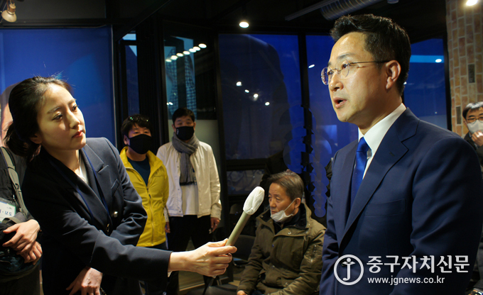지난 15일 더불어민주당 박성준 후보가 당선이 확정된 뒤 한 방송사와 인터뷰를 하고 있다.