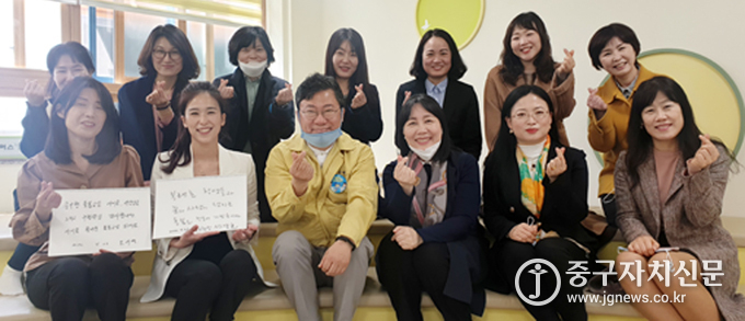 지난달 23일 서양호 구청장이 봉래초 돌봄교실을 방문해 돌봄 종사자들을 격려하고 있다.