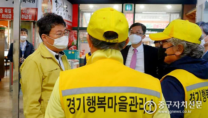 서양호 구청장이 안산시 우수 마을 관리소를 방문, 벤치마킹을 모색하고 있다.