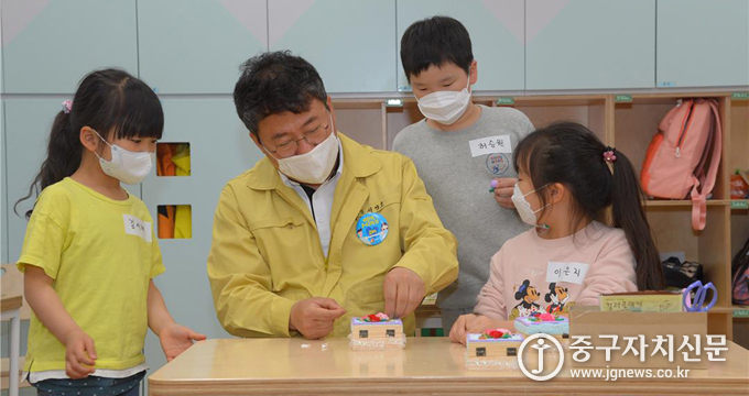 지난 15일 서양호 구청장이 흥인초를 방문해 긴급돌봄 교실을 점검하고 놀이키트를 함께 작동해보고 있다.