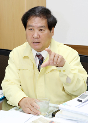박영한 예결위원장이 인터뷰를 하고 있다.
