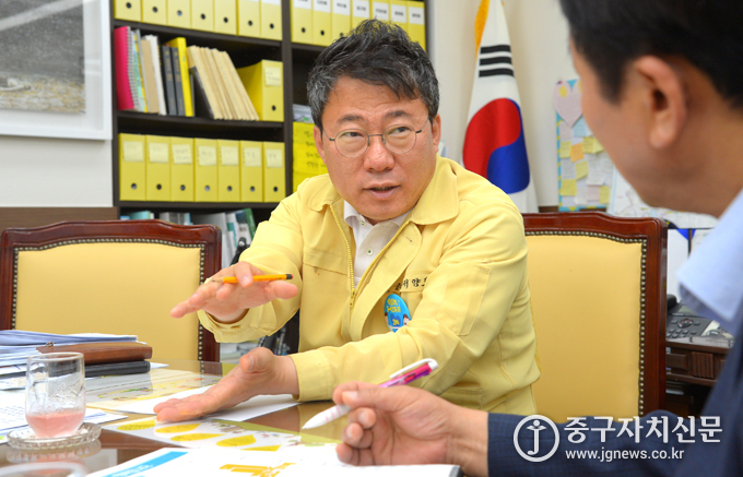 서양호 구청장이 본지 이형연 대표기자와 인터뷰를 하고 있다.
