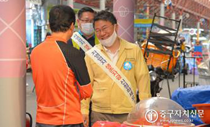 서양호 구청장이 관내 시장에서 소상공인 지원금 온라인 접수를 돕고 있다.