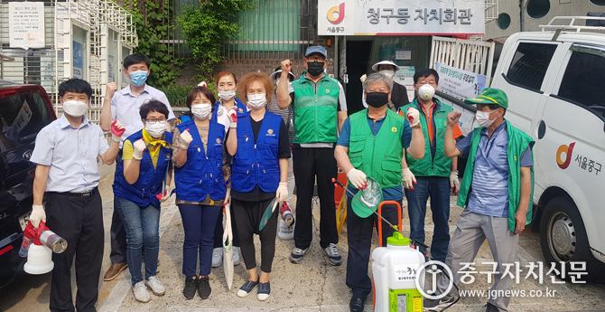 청구동 자율방역단이 청구동 방역에 앞서 기념촬영을 하고 있다.