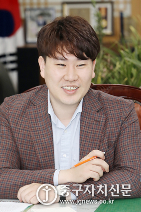 본지와 인터뷰를 하고 있는 이승용 의회운영위원장.