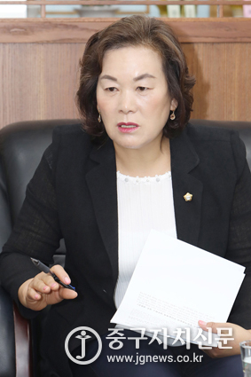 본지와 인터뷰를 하고 있는 김행선 부의장.
