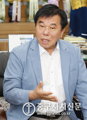 제8대 중구의회 후반기 의장에 당선된 조영훈 의장이 본지와 인터뷰를 하고 있다.