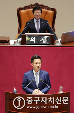 박성준 의원이 지난 22일 대정부 질문에서 ‘전작권 전환을 통한 53년 체제 대전환’ 제안하고 있다.