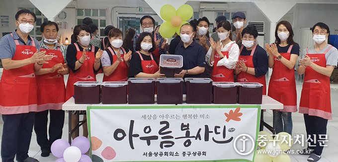 지난달 23일 담근 김치를 남산원에 전달하고 기념촬영을 하고 있다.