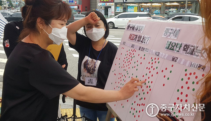 지난 12일 청구역 앞에서 주민들을 대상으로 거리조사를 하고 있다.