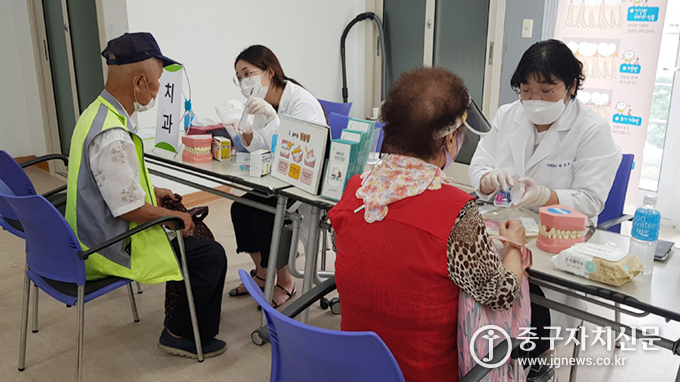 지난 13일 광희동주민센터 찾아가는 건강손수레 구강관리팀이 구강과 치아를 점검하고 있다.