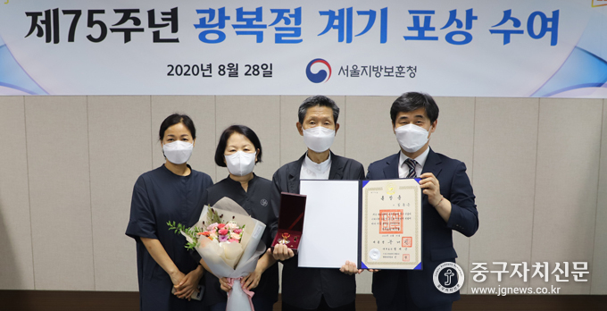 지난달 28일 제75회 광복절 계기 독립유공자 포상을 전수한 뒤 기념촬영을 하고 있다.