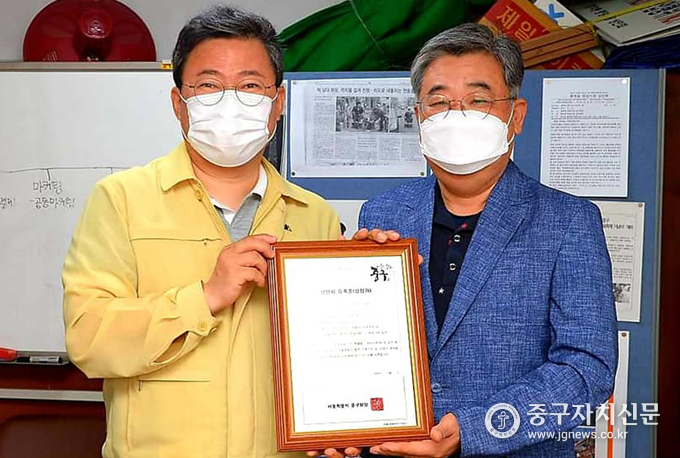 황학동 주방가구거리 이종철 회장 취임서양호 구청장이 이종철 회장에게 상인회 등록증을 전달하고 있다.