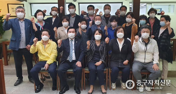 지난 9월 28일 열린 전달식에서 김형순 지회장, 상가번영회 대표들이 내빈들과 기념촬영을 하고 있다.