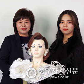 정화예대 최은정 지도교수와 신혜지 학생이 포즈를 취하고 있다.