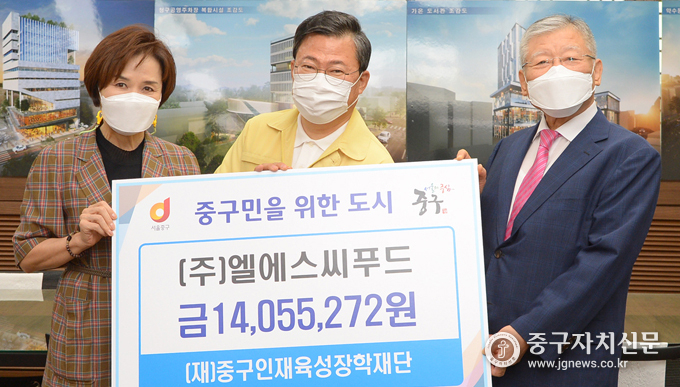 지난 달 23일 중구인재육성장학재단에 후원금을 전달한 뒤 기념촬영을 하고 있다.(좌로부터 정기옥 대표, 서양호 구청장, 탁승호 이사장)