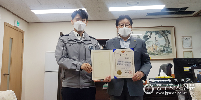 제75주년 경찰의 날을 맞아 박한성 회장이 감사장을 받은 뒤 기념촬영을 하고 있다.