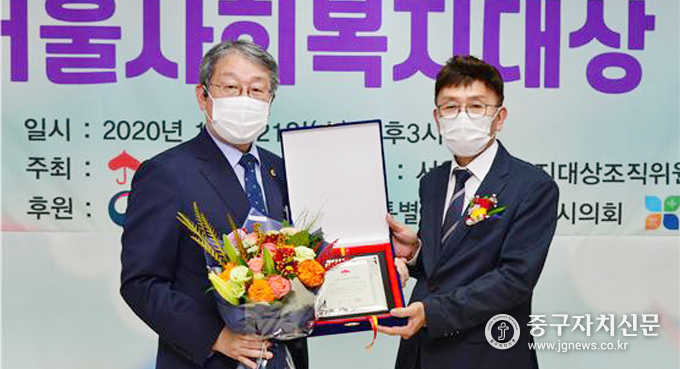 박순규 시의원이 사회복지 대상을 수상하고 있다.