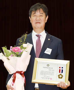 전국시군자치구의회 의장협의회에서 고문식 의원이 의정봉사상을 수상한 뒤 포즈를 취하고 있다.
