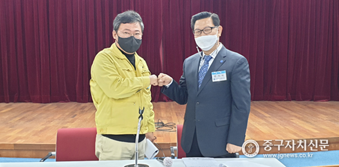 문기식 지회장 상견례 자리에 서양호 구청장이 참석해 열심히 활동해 달라며 주먹인사를 하고 있다.