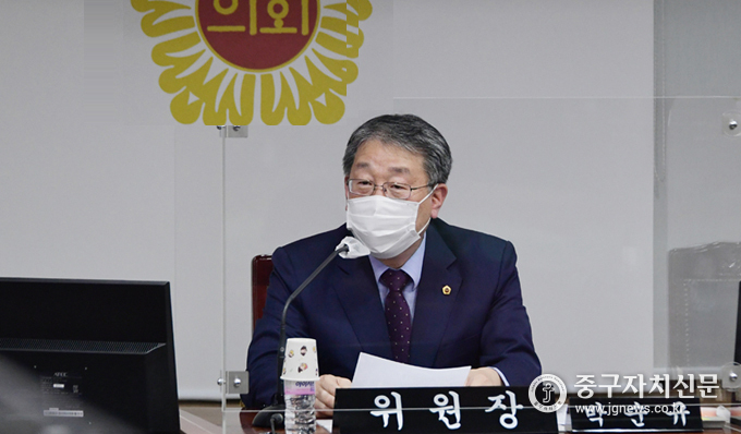 인사청문특위 박순규 위원장이 회의를 주재하고 이다.