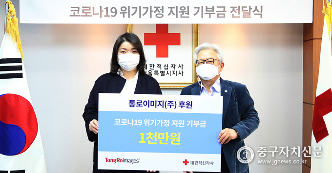 통로이미지 김희정(좌) 본부장이 김흥권(우) 회장에게 후원금 1천만 원을 기부하고 있다.