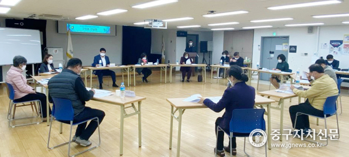 의원들이 약수· 청구동 주민참여예산 간담회에 참석해 설명을 듣고 있다.