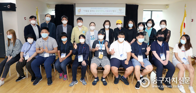 서양호 구청장이 발달장애인들에게 보조공학기기 증정식에 참석해 기념촬영을 하고 있다.