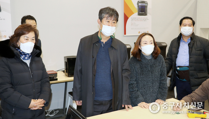 행정보건위원회 위원들이 충무창업큐브를 찾아 운영 실태등을 논의하고 있다.(좌측부터 김행선 고문식 이혜영 위원, 박영한 위원)