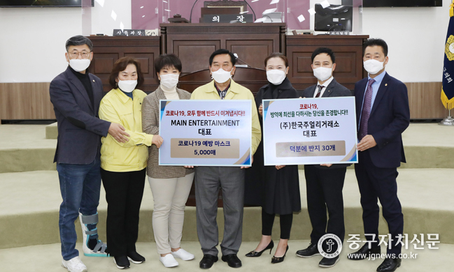 중구의회 본회의장에서 조영훈 의장과 김행선 부의장이 김성기‧고중미 대표등과 함께 기념촬영을 하고 있다.