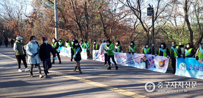 자연보호중구협의회원과 시민실천단 회원 들이 남산입구에서 동절기 에너지 절약 캠페인을 전개하고 있다.