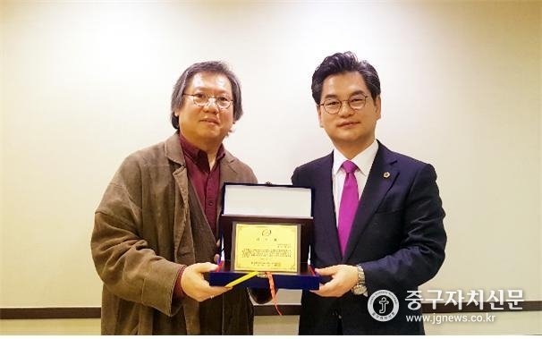 박중현 동대문관광특구협의회장으로 감사패를 받은 박기재 의원이 기념촬영을 하고 있다.