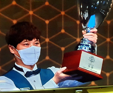 2021년 코리아당구 그랑프리 서바이벌 3쿠션 3차대회에서 김동훈 선수가 우승을 차지한 뒤 트로피를 들고 있다.