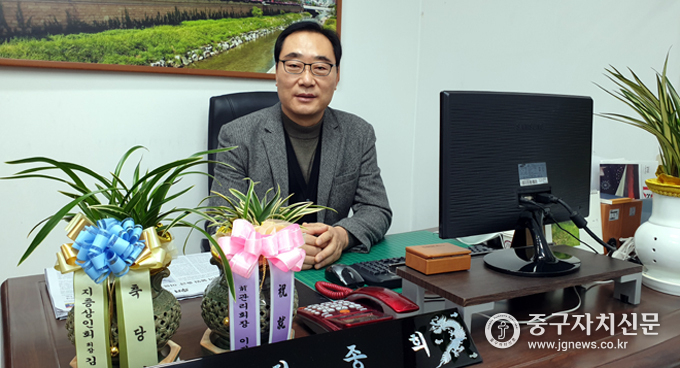 본지와 인터뷰를 하고 있는 신편화 패션타운 정종희 회장.