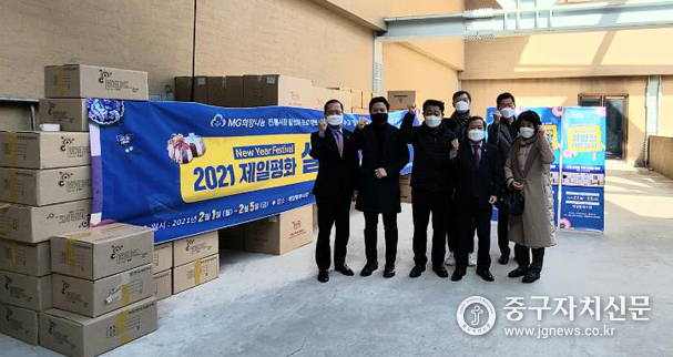 신당1·2·3동새마을금고가 제일평화시장 상인연합회에 내수경제 활성화를 위한 물품을 전달하고 파이팅을 하고 있다.(오른쪽부터 제일평화 3층 김은식 상인회장, 류명영 1층 상인회장, 장명철 금고 이사장, 이재정 지하 상인회장, 제일평화상가 조부곤 상무, 상인회 이병원씨)