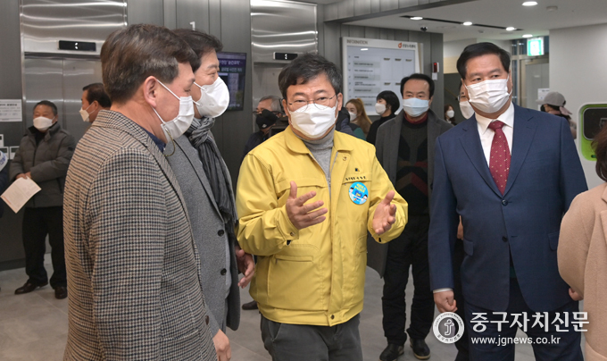 신당누리센터 개청식에서 서양호 구청장이 박영한 길기영 윤판오 의원들과 청사를 돌아보면서 설명하고 있다.