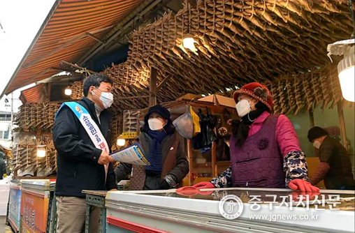 설을 앞두고 중부시장을 방문한 서양호 구청장이 상인들의 애로사항을 청취하고 있다.