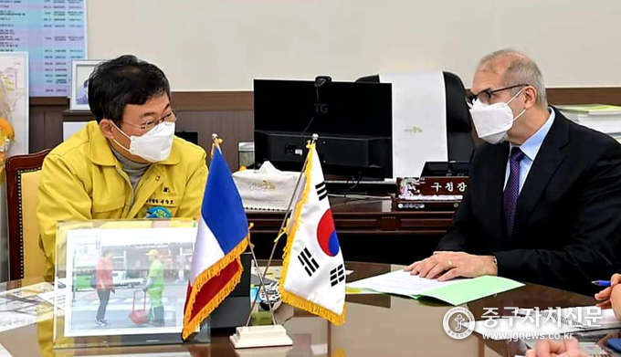 서양호 구청장과 필립 르포르 주한프랑스 대사가 협력방안을 논의하고 있다.