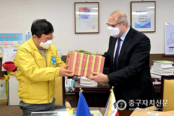 서양호 구청장과 필립 르포르 주한프랑스 대사가 선물을 주고 받고 있다.