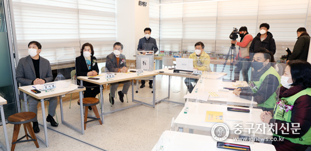 김행선 길기영 의원이 다산동 우리동네 사무소 개소식에 참석했다.
