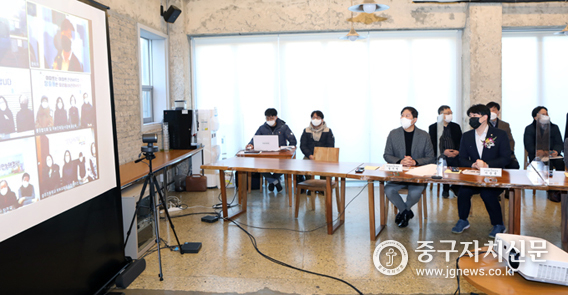 이승용 길기영 의원이 장충동 우리동네 사무소 개소식에 참석해 주민들의 의견을 청취하고 있했다. 