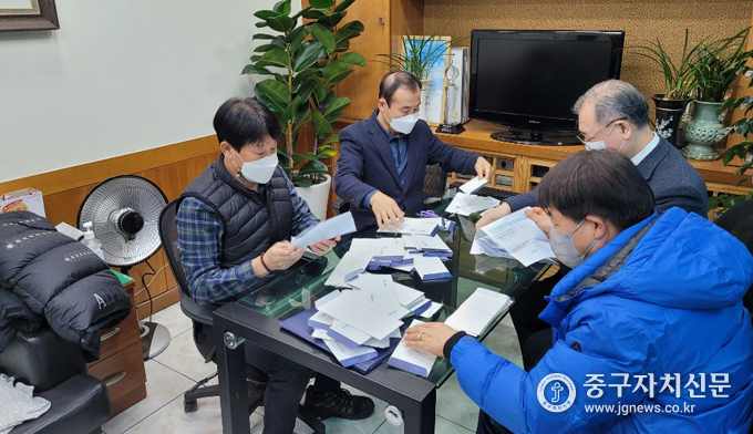 평화새마을금고 비대면 정기총회에서 대의원들의 서면결의서 등에 대해 확인 작업을 하고 있다.