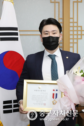중구의회 이승용 의원이 지방의정봉사상을 수상한 뒤 포즈를 취하고 있다. 