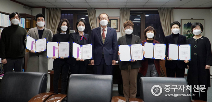 정화예대 허용무 총장이 2020학년도 우수 상담교원으로 선정된 6인의 교수에 대한 표창장 수여한 뒤 기념촬영을 하고 있다.