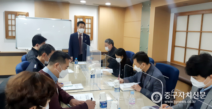 박순규 시의원이 박성준 국회의원 등과 함께 중부소방서 및 중구보건소 행복주택 복합화사업에 관한 회의를 하고 있다.