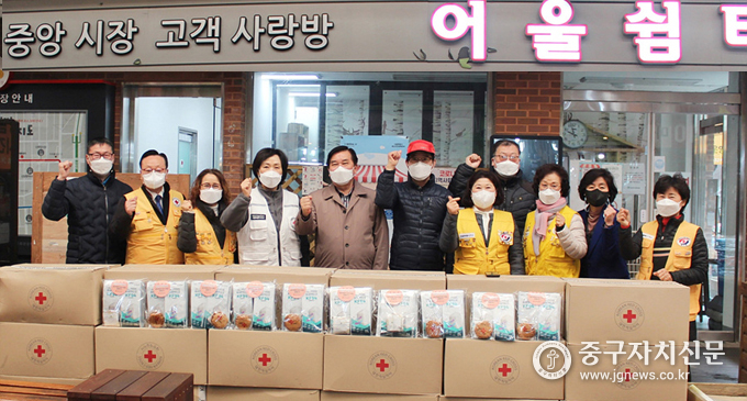 박영숙 중앙봉사관장이 김종수 중앙시장운영회장등 대표들에게 마스크를 전달하고 있다.